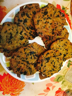 Crispy palak poori (Crispy Spinach Poori)